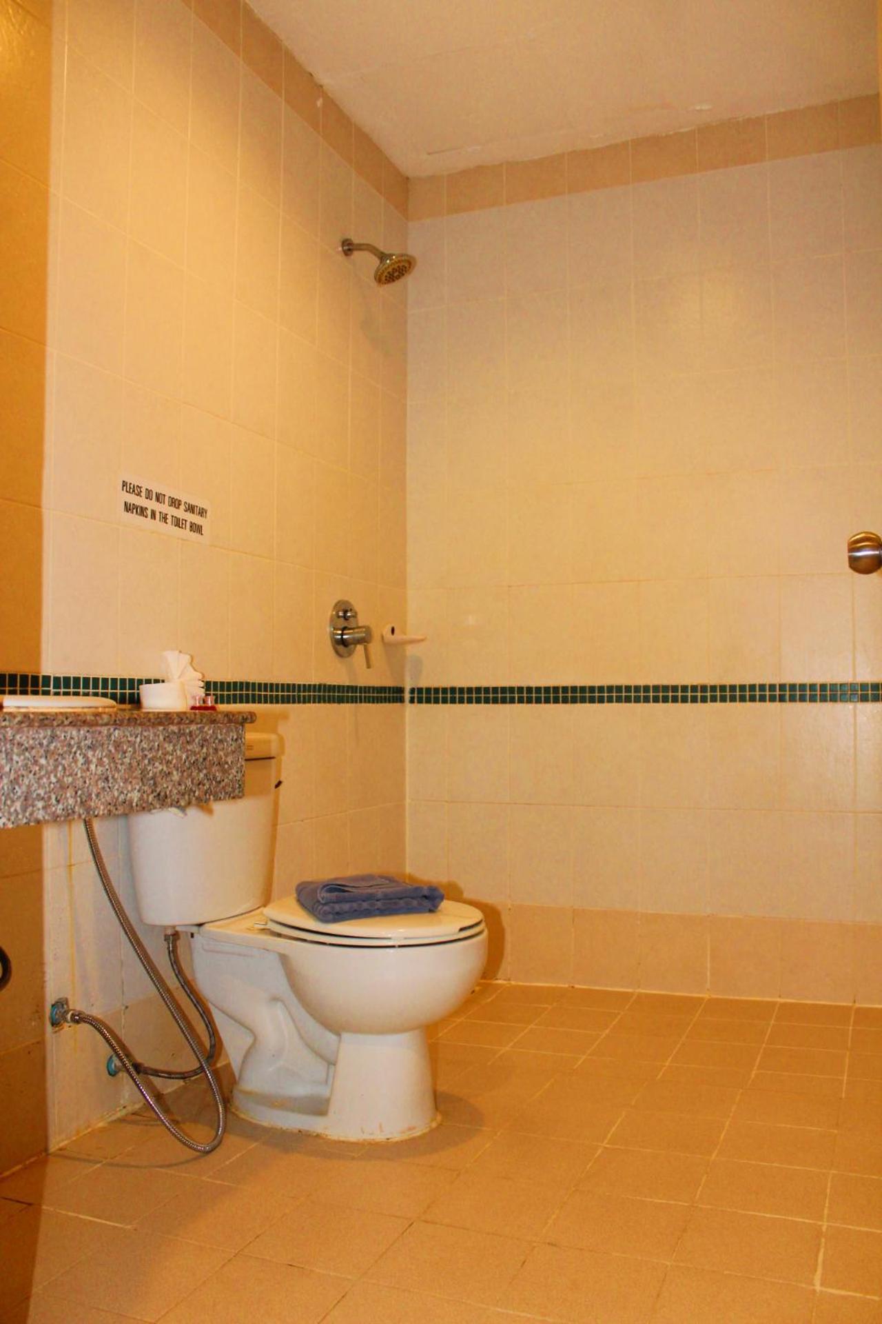 Hollywood Inn Hotel Patong Bagian luar foto