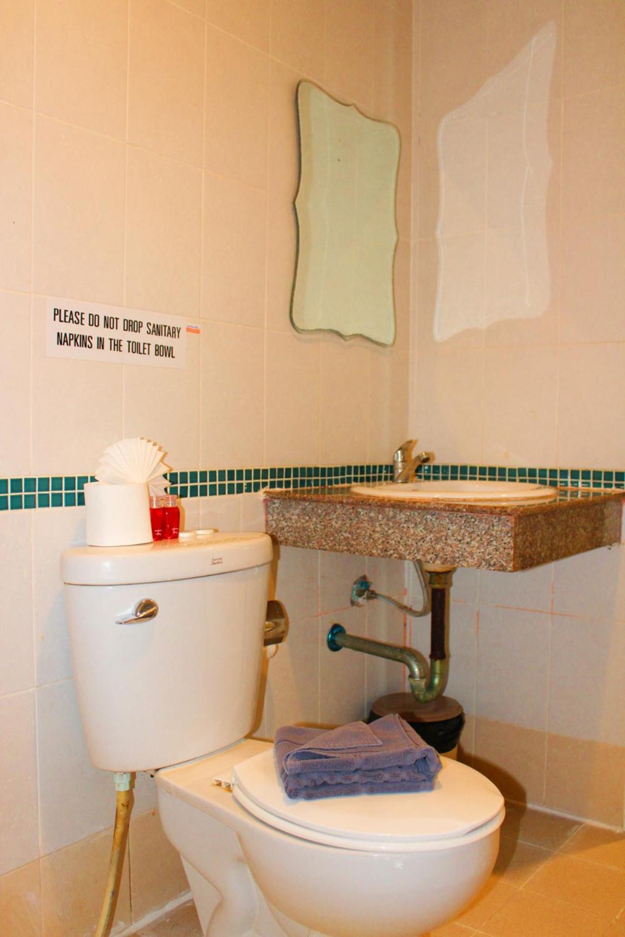 Hollywood Inn Hotel Patong Bagian luar foto