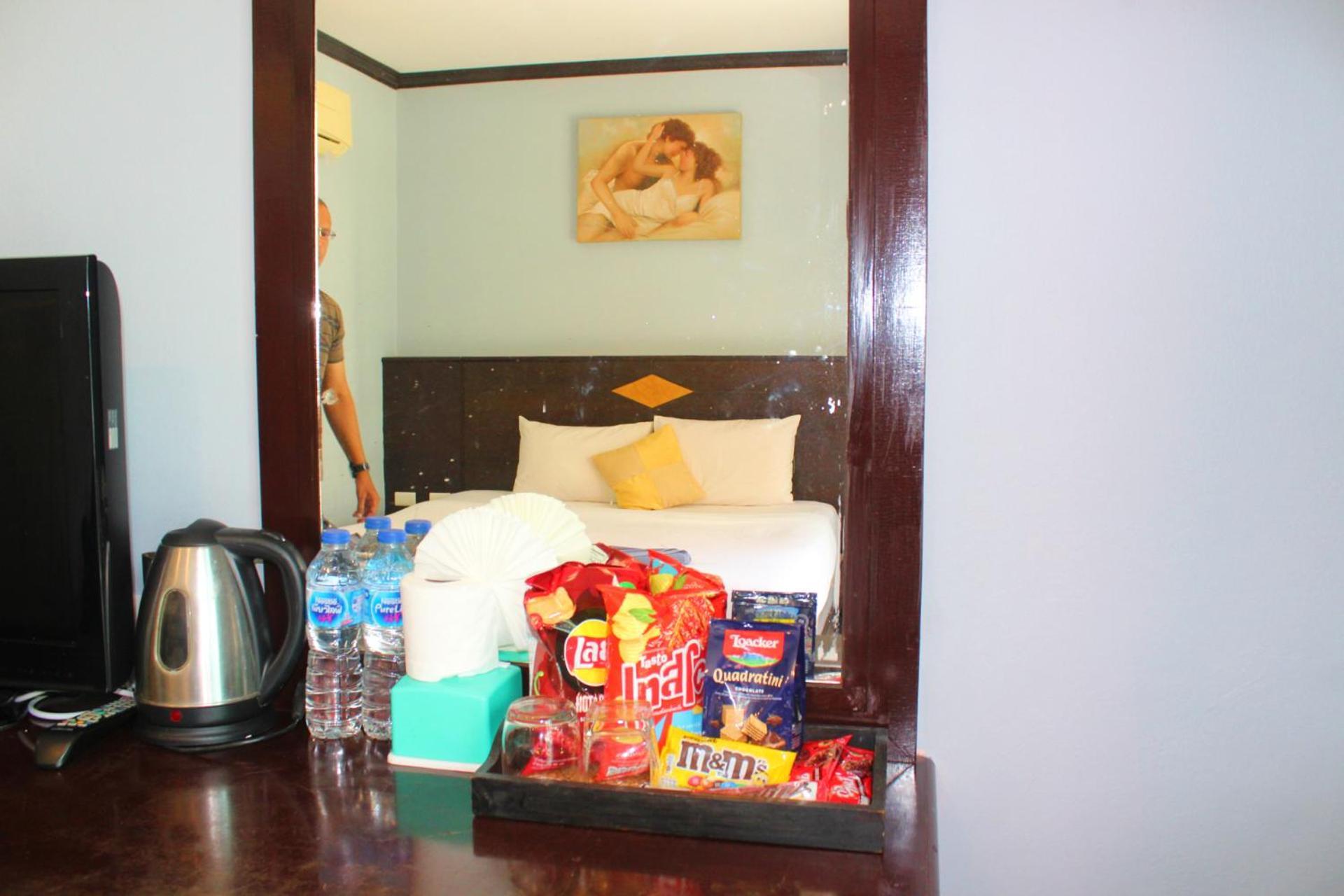 Hollywood Inn Hotel Patong Bagian luar foto